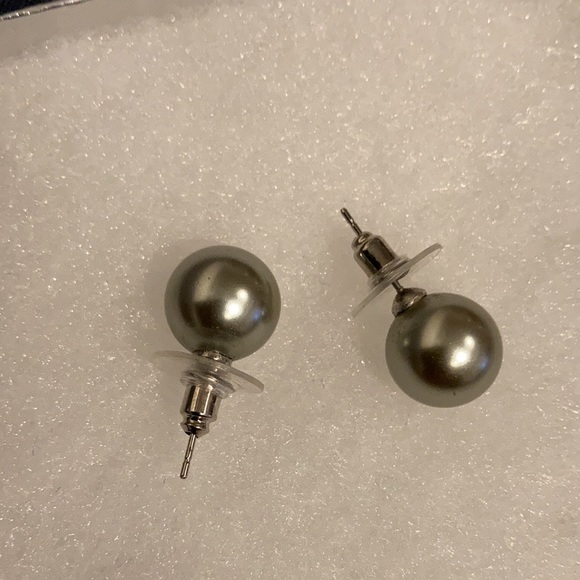 Grey Pearl Earrings - Picture 3 of 3